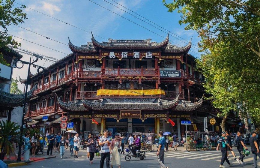 救援矮小的女孩